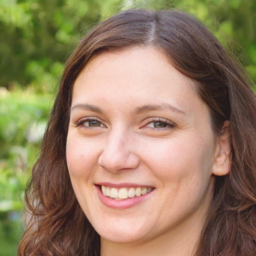 Instructor Linnea Bergström demonstrating meal prep techniques